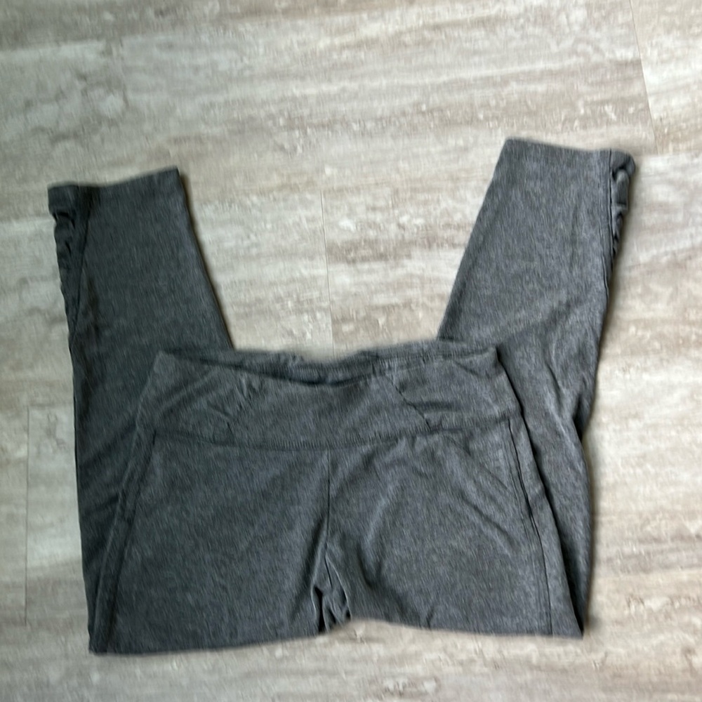 Wish & Whim women’s gray capri leggings